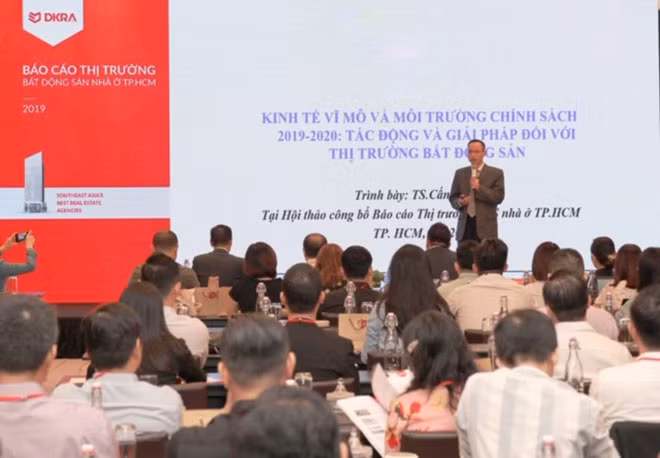 Tiến sĩ Cấn Văn Lực - Chuyên gia kinh tế trưởng BIDV & Thành viên Hội đồng tư vấn chính sách tài chính tiền tệ Quốc gia trình bày về nội dung kinh tế vĩ mô và môi trường chính sách 2019 - 2020.