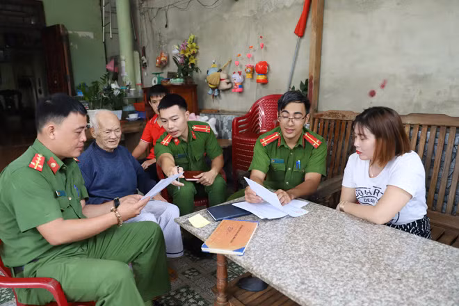 Cán bộ Công an thành phố Gia Nghĩa (Đắk Nông) đến nhà người dân tuyên truyền, thu thập thông tin dân cư.