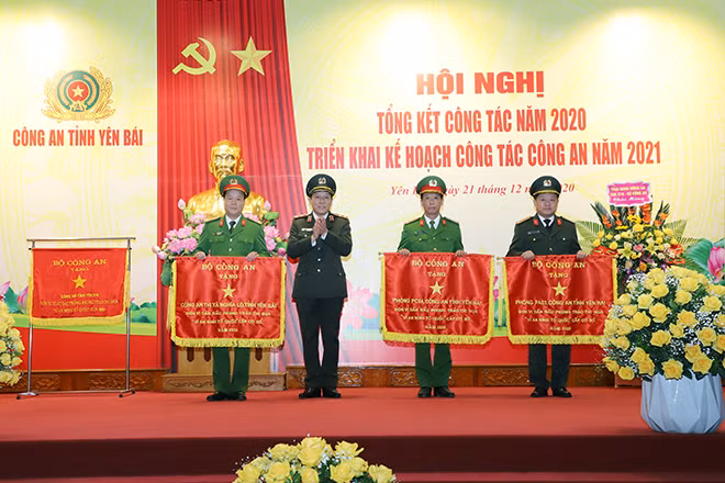 Trung tướng Lương Tam Quang, Thứ trưởng Bộ Công an trao Cờ thi đua của Bộ Công an cho các tập thể có thành tích xuất sắc, tiêu biểu trong phong trào thi đua “Vì an ninh Tổ quốc” cấp cơ sở năm 2020.