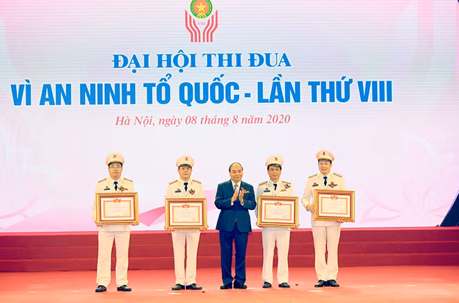 Thủ tướng Nguyễn Xuân Phúc trao danh hiệu Chiến sĩ thi đua toàn quốc cho các cá nhân xuất sắc.