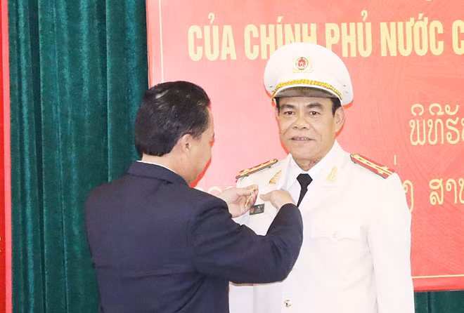 Thừa ủy ủy thủ tướng chính phủ lào, tỉnh trưởng Bô-ly-khăm-xây trao huy chương phát triển chính phủ lào cho Đại tá Võ Trọng Hải.