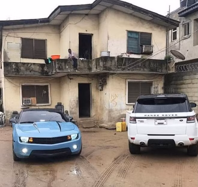Bên ngoài đại bản doanh của một nhóm lừa đảo.