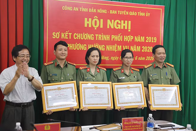 Phó Trưởng Ban Tuyên giáo Tỉnh ủy trao giấy khen cho 1 tập thể và 3 cá nhân thuộc Công an tỉnh.