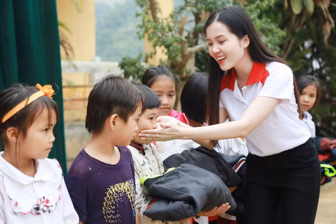 Hoa khôi Huỳnh Thuý Vi thường xuyên tham gia hoạt động từ thiện.