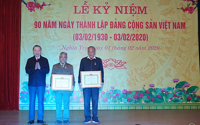Bộ trưởng Tô Lâm trao huy hiệu Đảng cho các đảng viên xã Nghĩa Trụ. Bộ trưởng Tô Lâm trao huy hiệu Đảng cho các đảng viên xã Nghĩa Trụ.