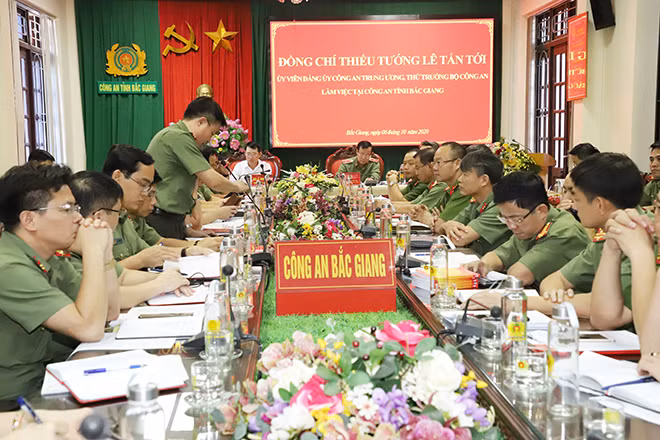 Đại diện lãnh đạo Cục nghiệp vụ BCA tham gia đóng góp ý kiến về công tác bảo đảm ANTT, cảnh vệ, đối ngoại, viễn thông, cơ yếu, CNTT tại CAT Bắc Giang.