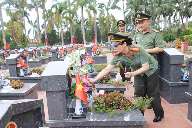 Dâng hương tại mộ phần Anh hùng, Liệt sĩ Nguyễn Văn Thạc.