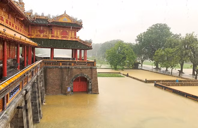 Nước lũ sông Hương gây ngập tại Quần thể di tích Cố đô Huế. Nước lũ sông Hương gây ngập tại Quần thể di tích Cố đô Huế.