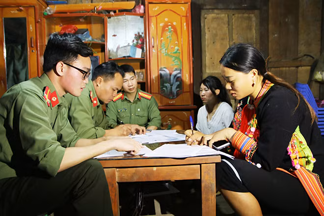 Tẩn Xa Pối (áo đen) làm việc với cơ quan Công an.