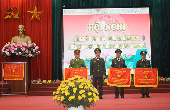 Thứ trưởng Nguyễn Văn Thành trao Cờ thi đua của Bộ Công an tặng các tập thể có thành tích xuất sắc.