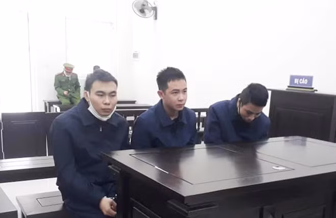 Ba bị cáo: Phúc, Đức và Thắng tại phiên xử. Ba bị cáo: Phúc, Đức và Thắng tại phiên xử.