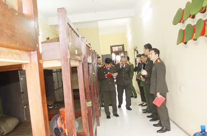 Đoàn công tác kiểm tra, khảo sát bên trong các phòng ở của học viên.