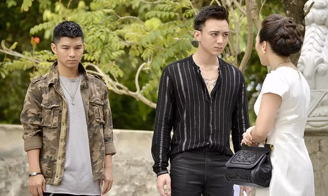 Soobin Hoàng Sơn (áo đen, giữa) trong một cảnh quay của bộ phim "Yolo - Bạn chỉ sống một lần". Soobin Hoàng Sơn (áo đen, giữa) trong một cảnh quay của bộ phim "Yolo - Bạn chỉ sống một lần".