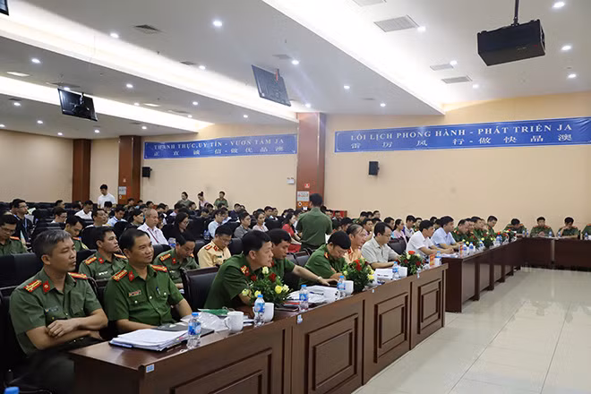 Các đại biểu tại hội nghị đối thoại.