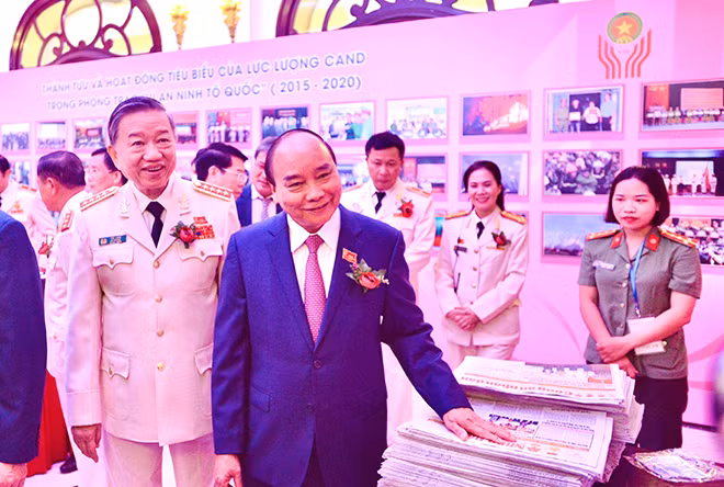 Thủ tướng Nguyễn Xuân Phúc, Bộ trưởng Tô Lâm tại Đại hội thi đua “Vì an ninh Tổ quốc” toàn lực lượng CAND lần thứ VIII.