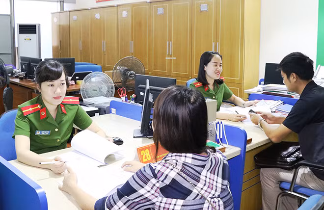 Cán bộ Công an làm các thủ tục hành chính phục vụ người dân.