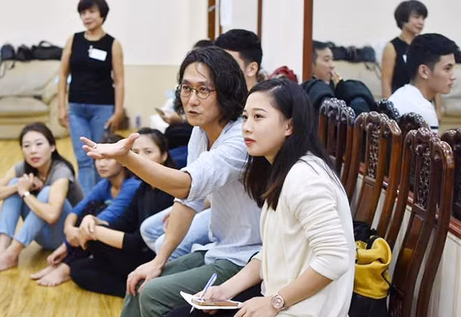 Đạo diễn Tsuyoshi Sugiyama trong một buổi làm việc với nghệ sĩ Việt.