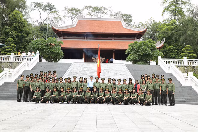 Đoàn Cục Đối ngoại chụp ảnh lưu niệm trước Nhà thờ Bác.