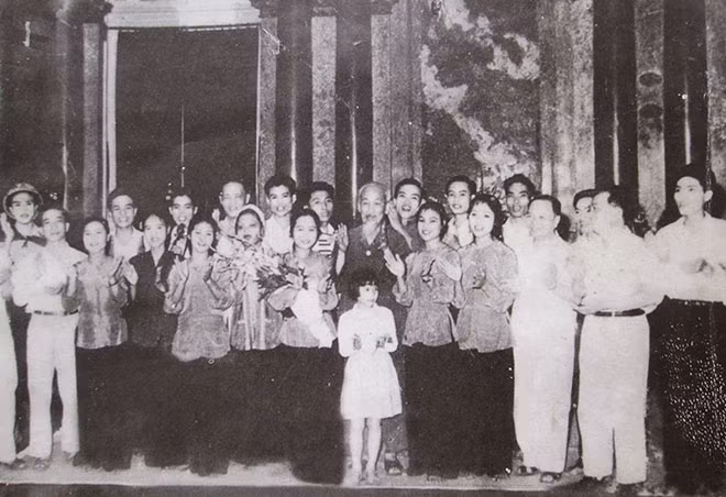Bác Hồ chụp ảnh kỷ niệm với Đoàn Văn công Quảng Bình tối 1/5/1966.