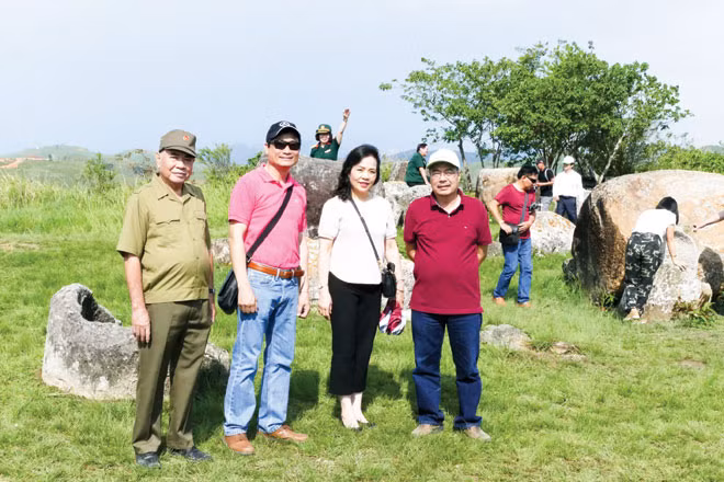 Nhà văn Châu La Việt (ngoài cùng bên trái) trở lại cánh Đồng Chum-Xiêng Khoảng (tháng 5-2019). Nhà văn Châu La Việt (ngoài cùng bên trái) trở lại cánh Đồng Chum-Xiêng Khoảng (tháng 5-2019).