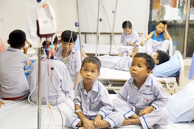 Những bệnh nhi đã quen với việc tiêm truyền từ bé. Ảnh: Công Thắng.