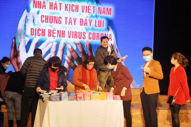 Nhà hát kịch Việt Nam tổ chức khai xuân bằng việc tuyên truyền cho cán bộ nhân viên về vấn đề phòng chống dịch do virus Corona gây ra.