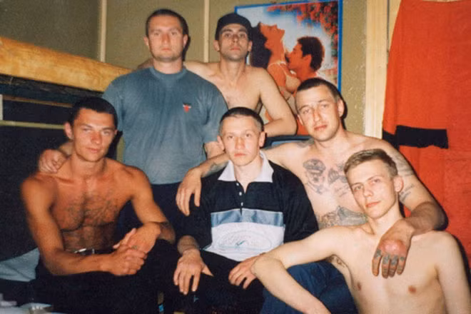 Trong tù, năm 1999, Alexandr Kushnerov (giữa) nhận biệt danh "Sasha Kushner". Trong tù, năm 1999, Alexandr Kushnerov (giữa) nhận biệt danh "Sasha Kushner".