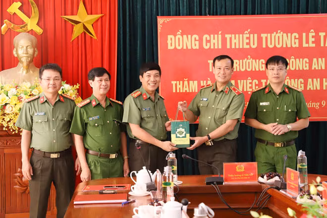 Thứ trưởng Lê Tấn Tới, thăm và làm việc tại Công an Hà Tĩnh, tháng 9 - 2020.