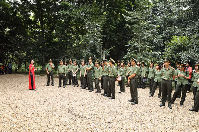 Đoàn Cục Đối ngoại thăm Nhà làm việc của Bác và Trung ương tại Khu Di tích K9-Đá Chông.