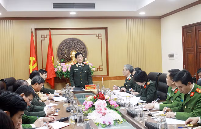 Thứ trưởng Nguyễn Văn Sơn phát biểu chỉ đạo tại cuộc họp.