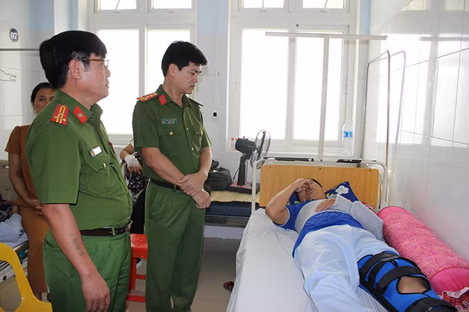 Lãnh đạo Công an tỉnh Nghệ An thăm hỏi, động viên cán bộ công an bị thương trong khi làm nhiệm vụ Lãnh đạo Công an tỉnh Nghệ An thăm hỏi, động viên cán bộ công an bị thương trong khi làm nhiệm vụ