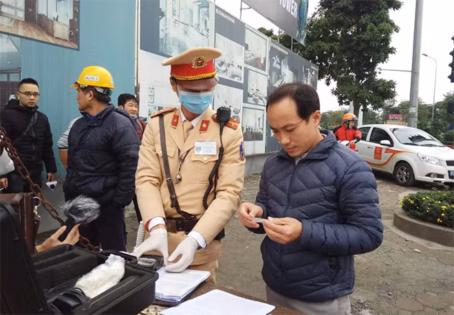 Người vi phạm được kiểm tra ống thổi trước khi đo nồng độ cồn. Người vi phạm được kiểm tra ống thổi trước khi đo nồng độ cồn.