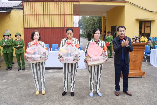 Giám thị Trại giam Ninh Khánh tặng quà các phạm nhân có hoàn cảnh khó khăn.