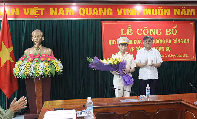 Đồng chí Lò Văn Tiến, Phó Chủ tịch UBND tỉnh tặng hoa chúc mừng đồng chí Thượng tá Nguyễn Ngọc Thắng. Đồng chí Lò Văn Tiến, Phó Chủ tịch UBND tỉnh tặng hoa chúc mừng đồng chí Thượng tá Nguyễn Ngọc Thắng.