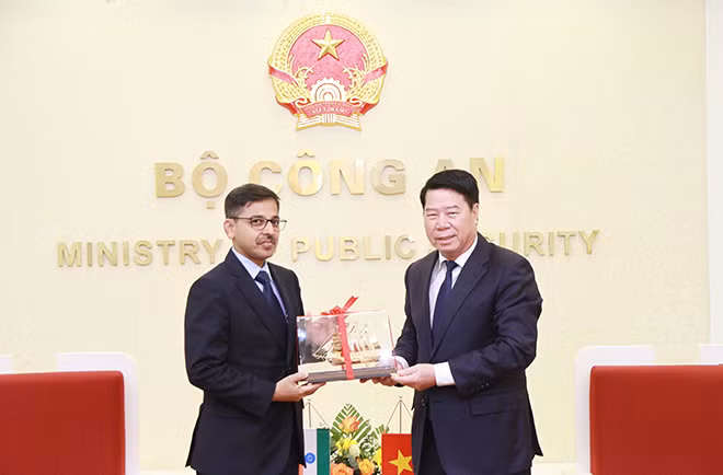 Thứ trưởng Bùi Văn Nam tặng quà lưu niệm Đại sứ Pranay Verma.