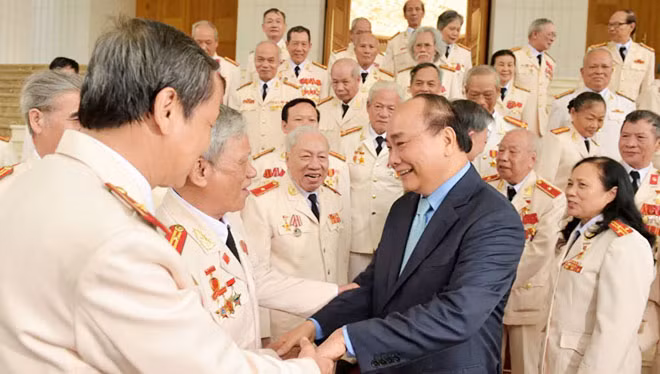 Thủ tướng Nguyễn Xuân Phúc trò chuyện với các cựu cán bộ Công an chi viện cho chiến trường miền Nam. Thủ tướng Nguyễn Xuân Phúc trò chuyện với các cựu cán bộ Công an chi viện cho chiến trường miền Nam.