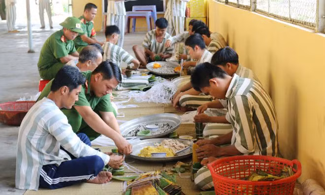 Các phạm nhân ở Trại giam Mỹ Phước, Tiền Giang cùng các quản giáo gói bánh tét chuẩn bị đón Tết. Các phạm nhân ở Trại giam Mỹ Phước, Tiền Giang cùng các quản giáo gói bánh tét chuẩn bị đón Tết.