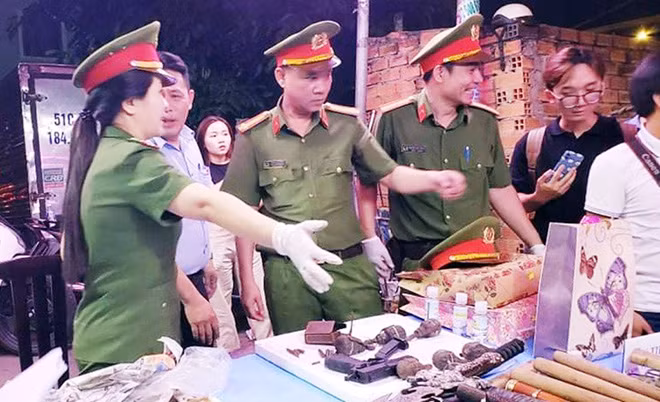 Công an phường Tam Bình, Thủ Đức vận động thu hồi hung khí, vật liệu nổ tại Chợ đầu mối nông sản Thủ Đức, TP Hồ Chí Minh.
