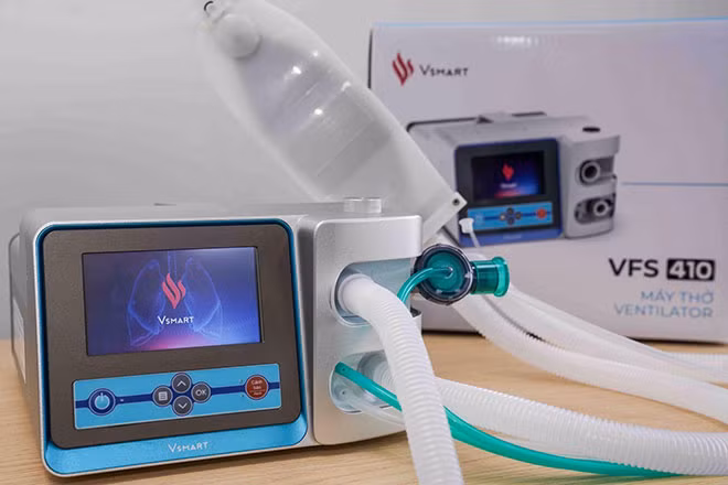 VFS-410: VSmart VFS-410 là bản nâng cấp đặc biệt của phiên bản máy thở đầu tiên VFS-310 do các kỹ sư Vingroup phát triển từ ý tưởng thiết kế của Đại học MIT (Mỹ) VFS-410: VSmart VFS-410 là bản nâng cấp đặc biệt của phiên bản máy thở đầu tiên VFS-310 do các kỹ sư Vingroup phát triển từ ý tưởng thiết kế của Đại học MIT (Mỹ)