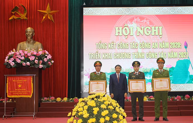Thừa ủy quyền của Thủ tướng Chính phủ, đồng chí Bùi Văn Khánh trao Bằng khen của Thủ tướng Chính phủ tặng 1 tập thể, 2 cá nhân thuộc Công an tỉnh Hòa Bình.