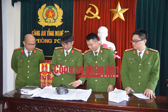 Lực lượng chức năng mở niêm phong, lấy mẫu giám định chất ma túy. Lực lượng chức năng mở niêm phong, lấy mẫu giám định chất ma túy.