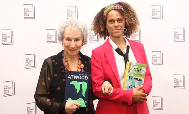 Nhà văn Margaret Atwood (trái) và Bernardine Evaristo cùng nhận giải Man Booker năm 2019.