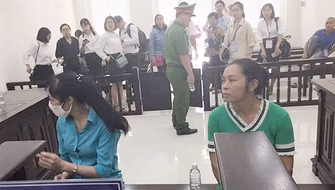 Hai bị cáo Hường và Sơn tại phiên xử.