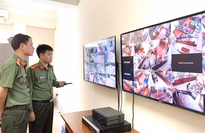 Cán bộ Phòng Tham mưu Công an tỉnh Nghệ An giám sát hệ thống camera Bộ phận một cửa qua máy chủ. Cán bộ Phòng Tham mưu Công an tỉnh Nghệ An giám sát hệ thống camera Bộ phận một cửa qua máy chủ.