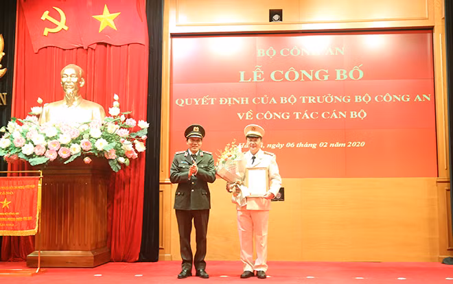 Thứ trưởng Lương Tam Quang trao Quyết định của Bộ trưởng Bộ Công an đối với Đại tá Lê Minh Quang.