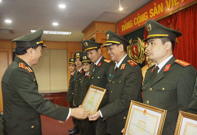 Thứ trưởng Trần Quốc Tỏ trao bằng khen của Bộ Công an tặng các tập thể, cá nhân xuất sắc