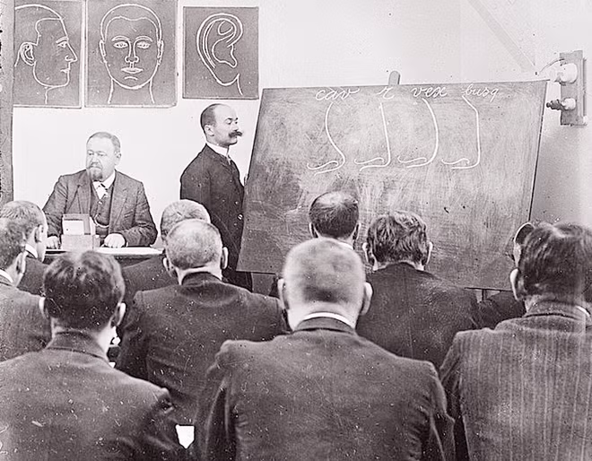 Cảnh sát Pháp theo học một lớp xác định nhân thân theo phương pháp của Alphonse Bertillon. Cảnh sát Pháp theo học một lớp xác định nhân thân theo phương pháp của Alphonse Bertillon.