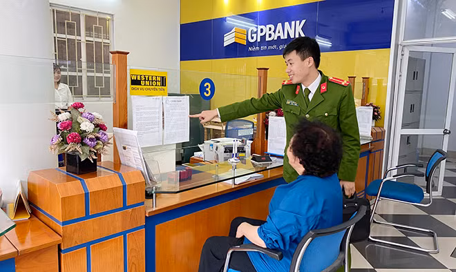 Từ đẩy mạnh phối hợp tuyên truyền với các ngân hàng trên địa bàn, Công an quận Hà Đông đã kịp thời chặn đứng nhiều vụ lừa đảo. Từ đẩy mạnh phối hợp tuyên truyền với các ngân hàng trên địa bàn, Công an quận Hà Đông đã kịp thời chặn đứng nhiều vụ lừa đảo.