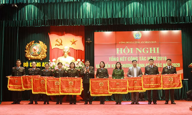 Đồng chí Trần Văn Thuật trao Bằng khen của Tổng Liên đoàn Lao động Việt Nam cho các tập thể, cá nhân xuất sắc