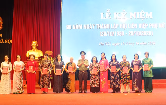 Thiếu tướng Đoàn Ngọc Hùng tặng quà cho lãnh đạo Hội Phụ nữ CATP Hà Nội qua các thời kỳ.